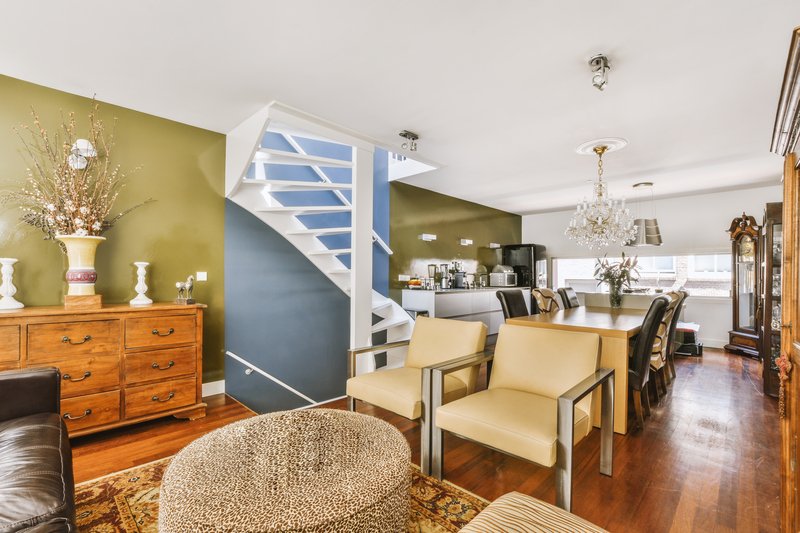 Sala dentro de una casa de 2 pisos